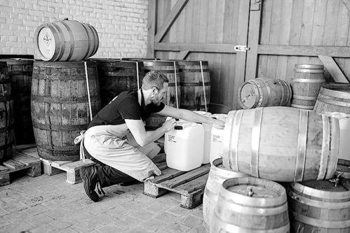 為應(yīng)對醫(yī)療用品需求 比利時(shí)啤酒廠轉(zhuǎn)產(chǎn)醫(yī)用酒精