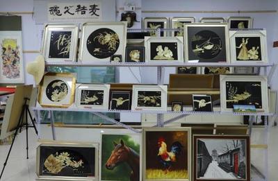 90后女孩返鄉(xiāng)創(chuàng)業(yè)做麥秸畫(huà) 月入萬(wàn)元不忘幫扶貧困戶(hù)